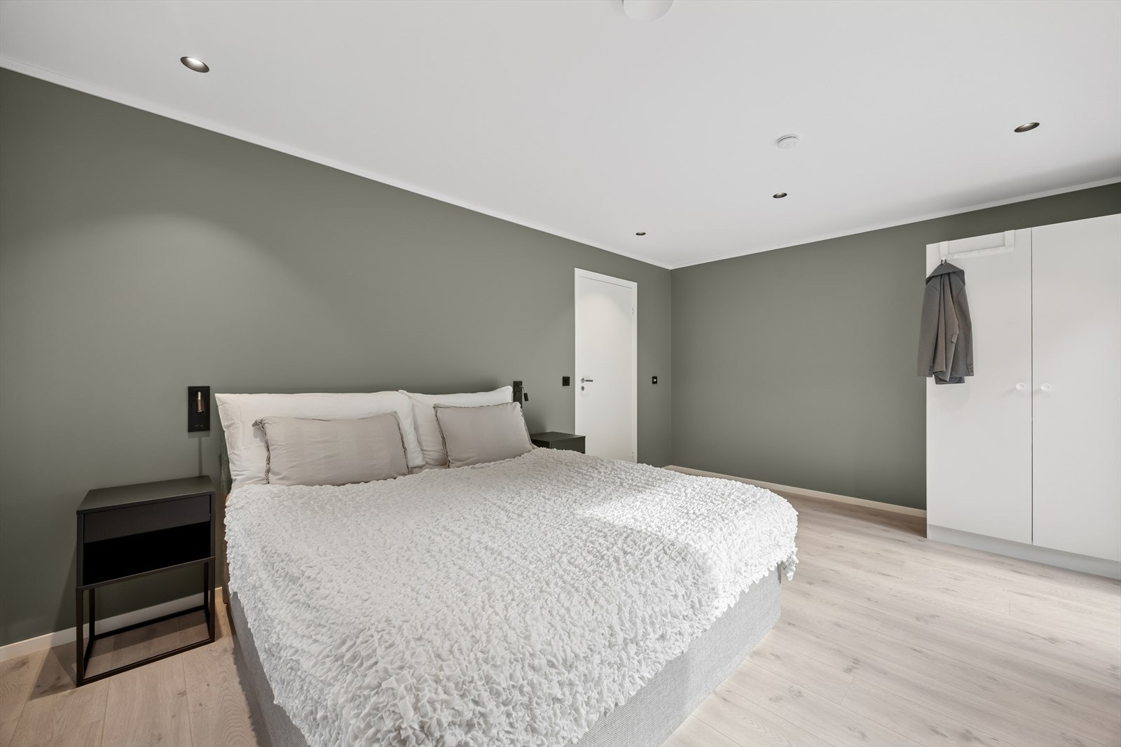 Boligen har tre innbydende soverom. Hovedsoverommet gir plass til dobbeltseng og tilhørende møblement. Her er det også en praktisk garderobeløsning som sørger for godt med oppbevaringsplass. Galleribilde