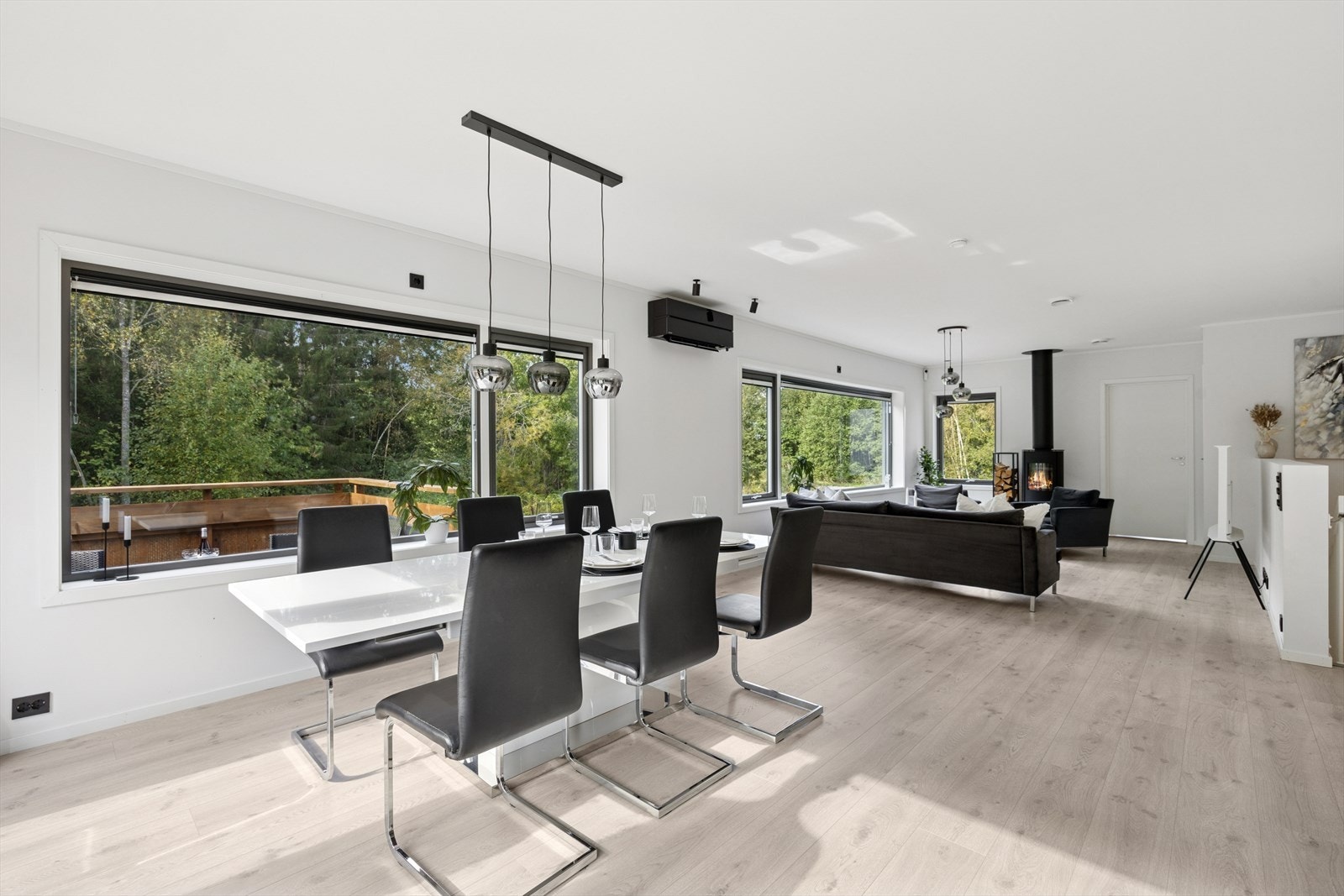 Stue og kjøkken ligger i en åpen og sosial løsning som skaper en luftig og romslig atmosfære. Galleribilde