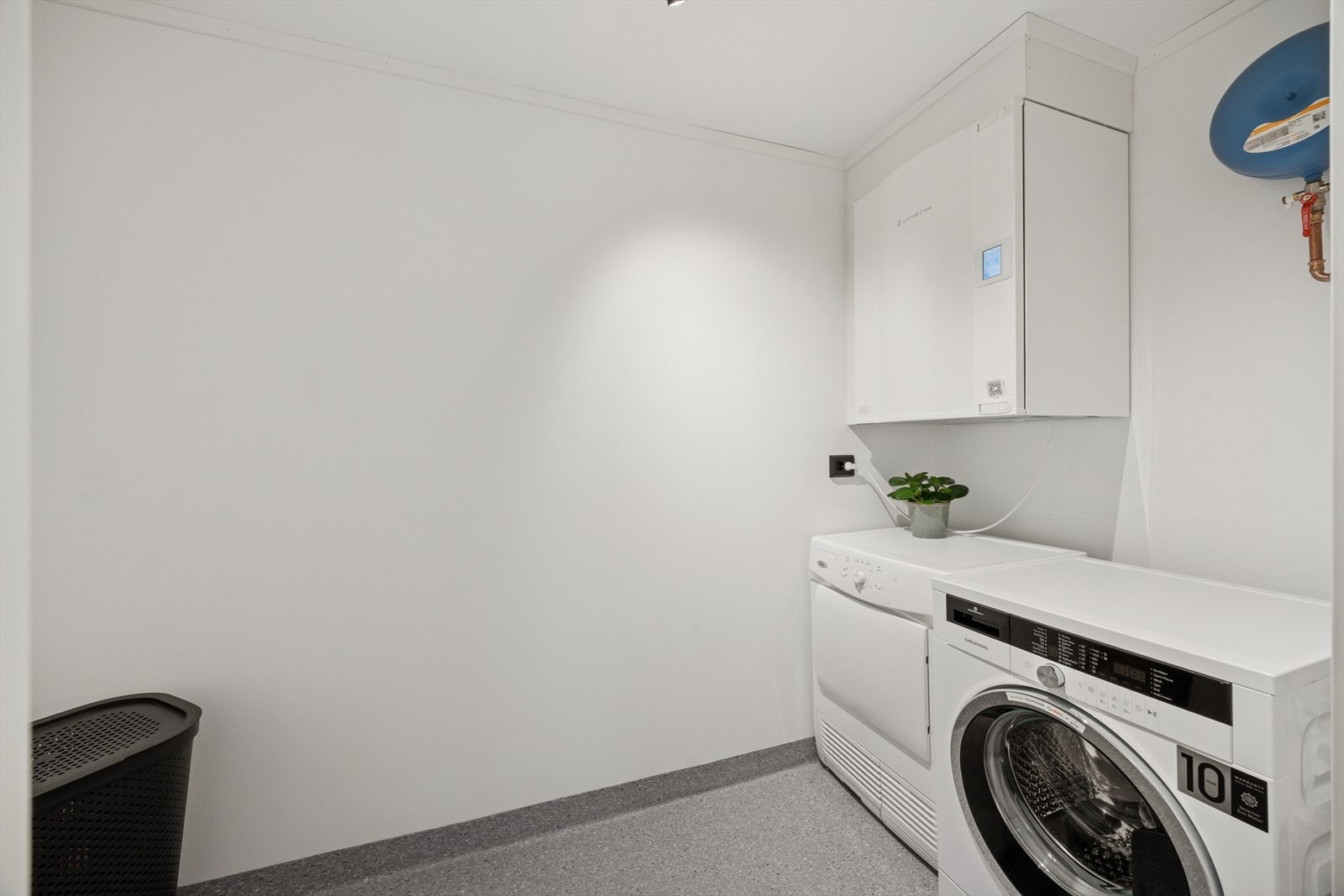 Boligens vaskerom har opplegg for vaskemaskin og plass til tørketrommel, samt god lagringsplass for både vaskemidler, rengjøringsutstyr og annet som ønskes ute av syne. Se pkt. ferdigattest. Galleribilde