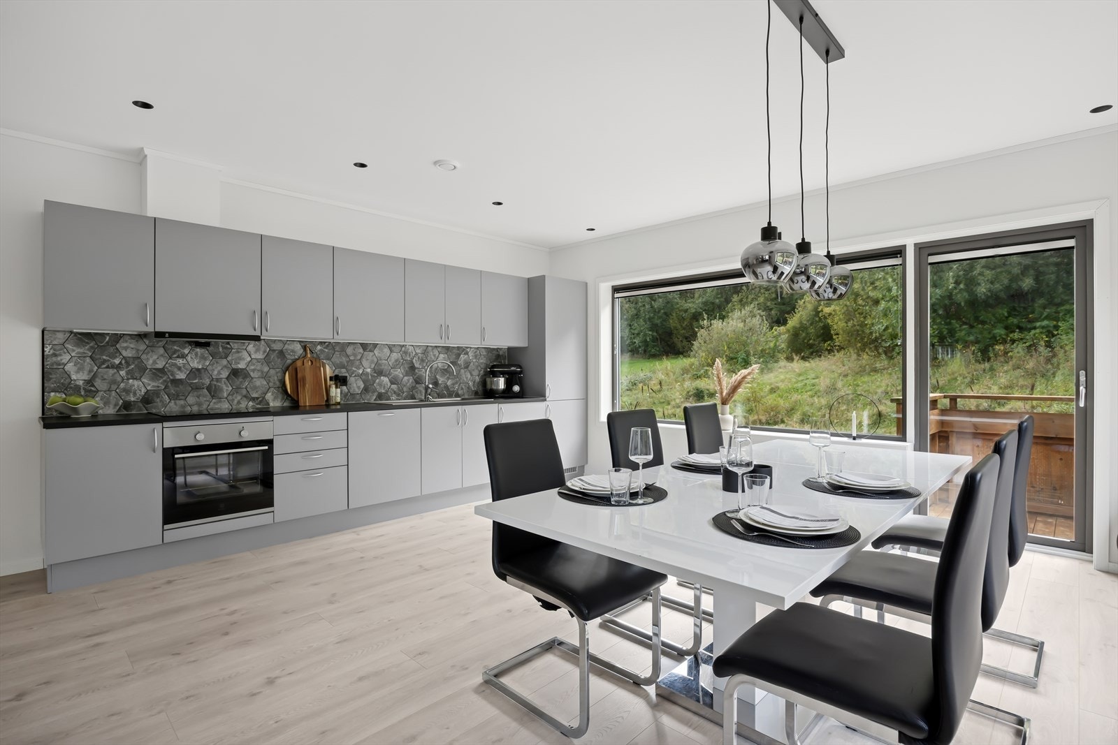 Kjøkkenet er fra Aubo og har et moderne uttrykk med slette, grå fronter. Benkeplaten er i laminat og har en kum i rustfritt stål. Galleribilde