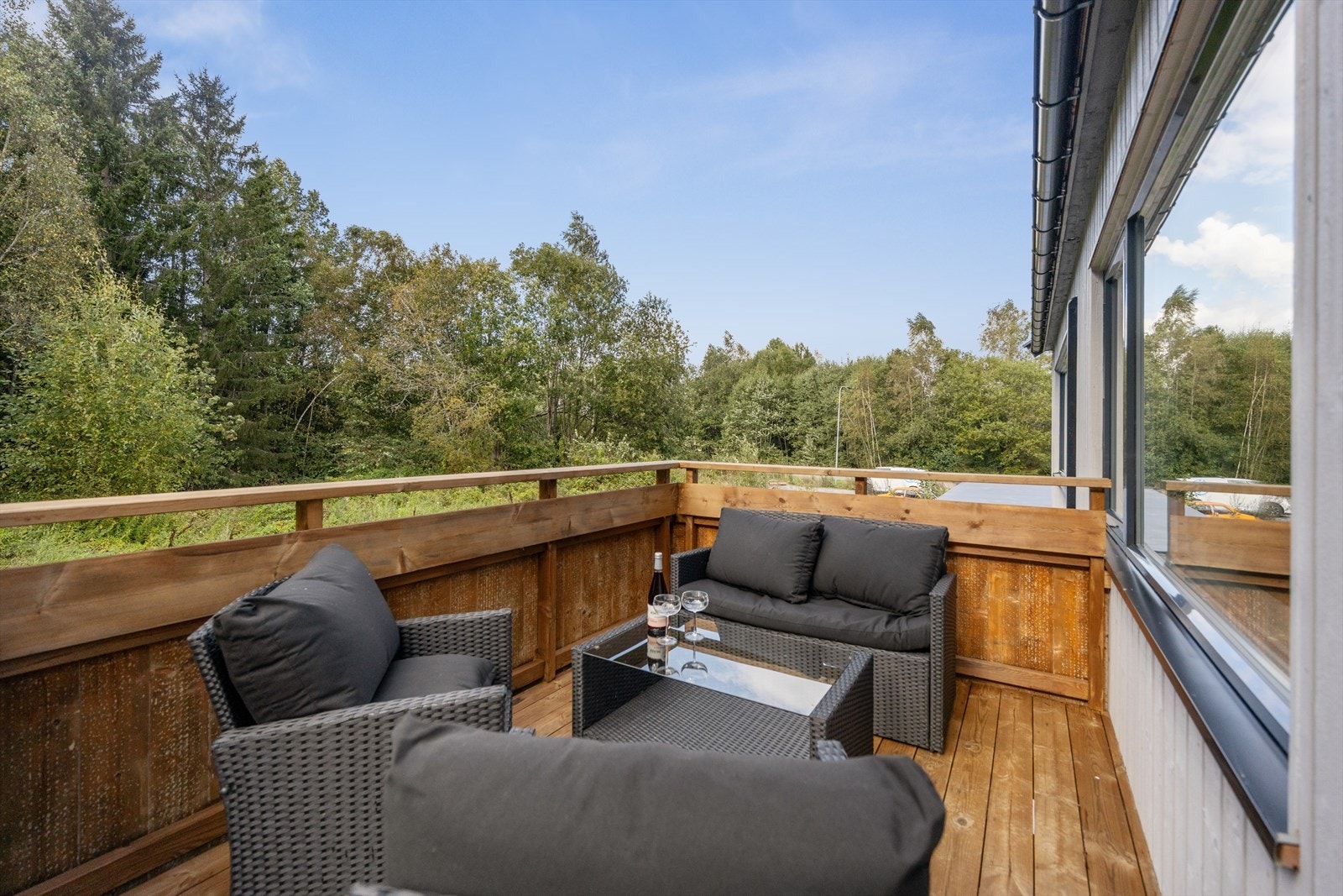 Fra kjøkkenet er det utgang til boligens balkong. Her har man plass til en koselig sittegruppe. Galleribilde