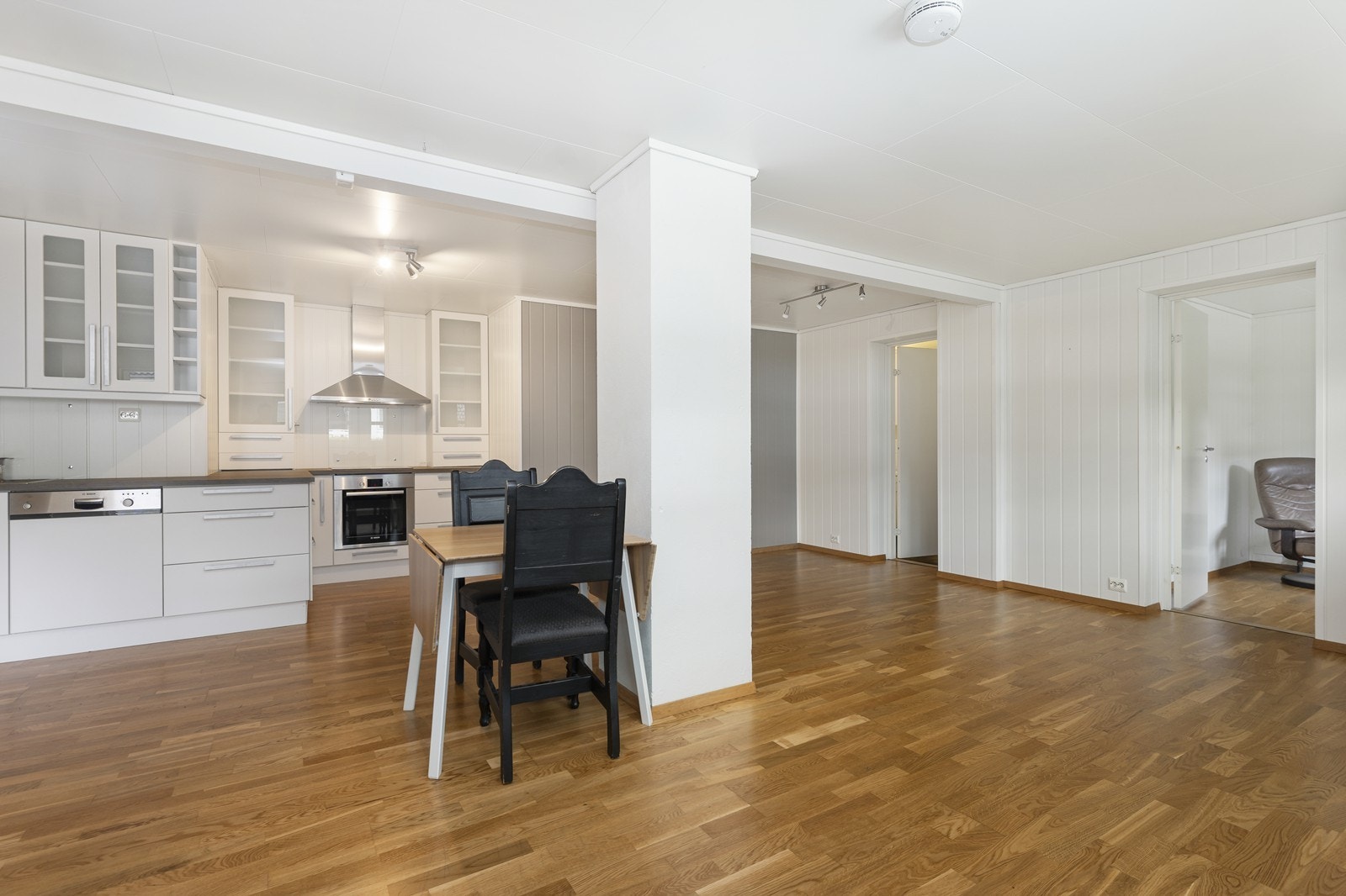 I stuen er det også varmepumpe til oppvarming. Døren helt nede til høyre er soverom og den andre er inn til bad. Galleribilde