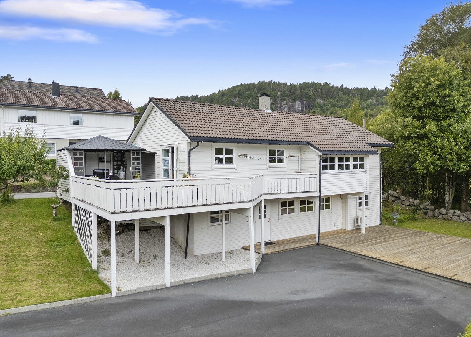 Eiendommen har et pent og usjenert uteområde med mye muligheter. Her er hage med stor platting hvor man har mulighet til å lage flere soner og ha flere sittegrupper. Galleribilde