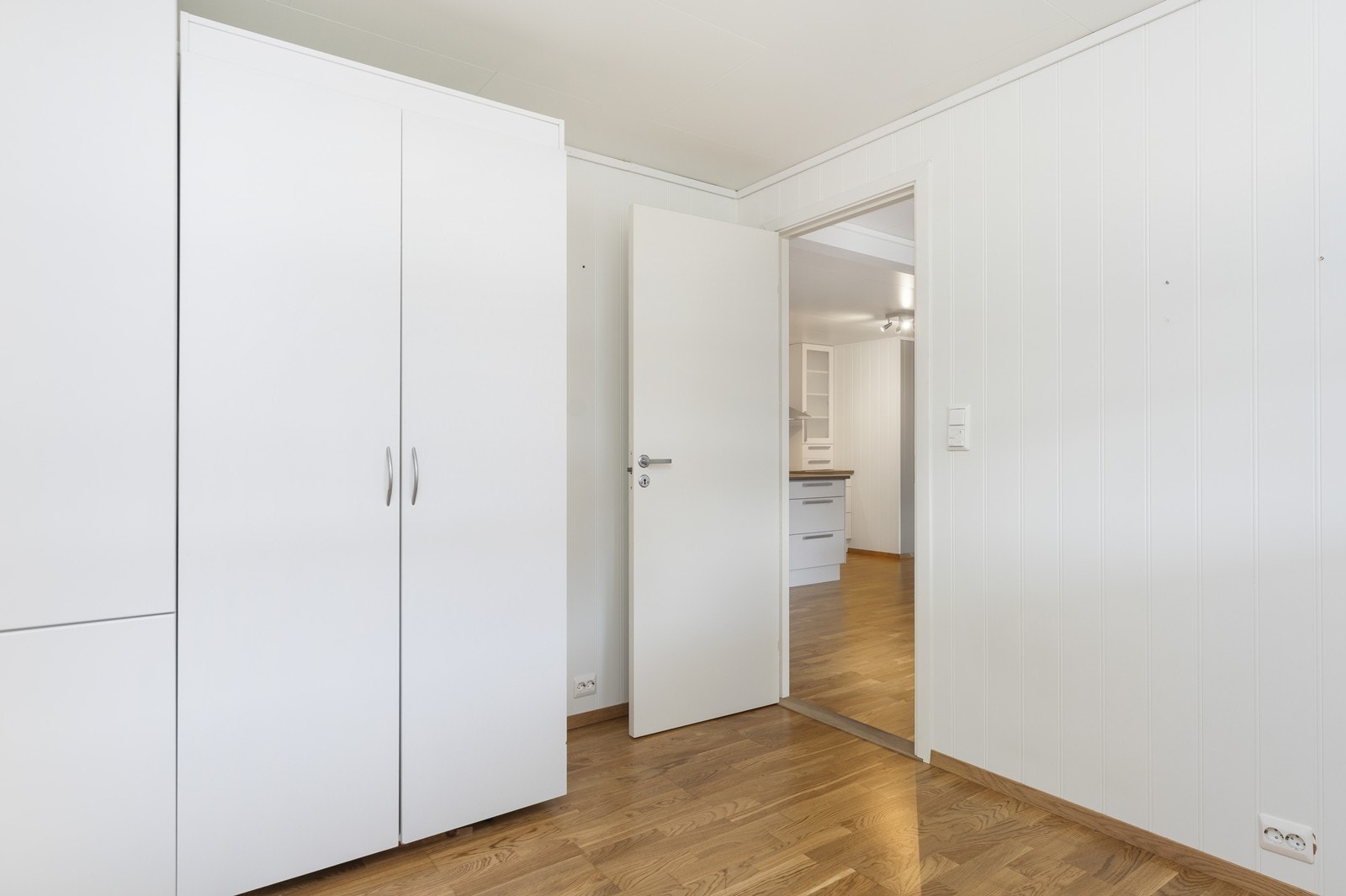 Soverom 2 har garderobeløsning. Galleribilde