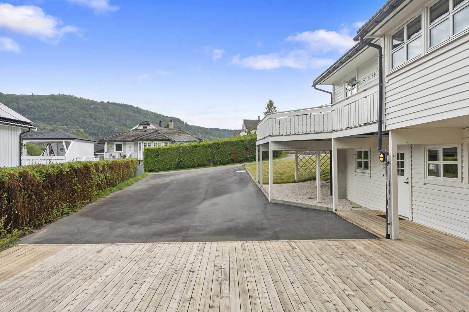 Stort asfaltert gårdsplass med gode parkeringsmuligheter. Galleribilde
