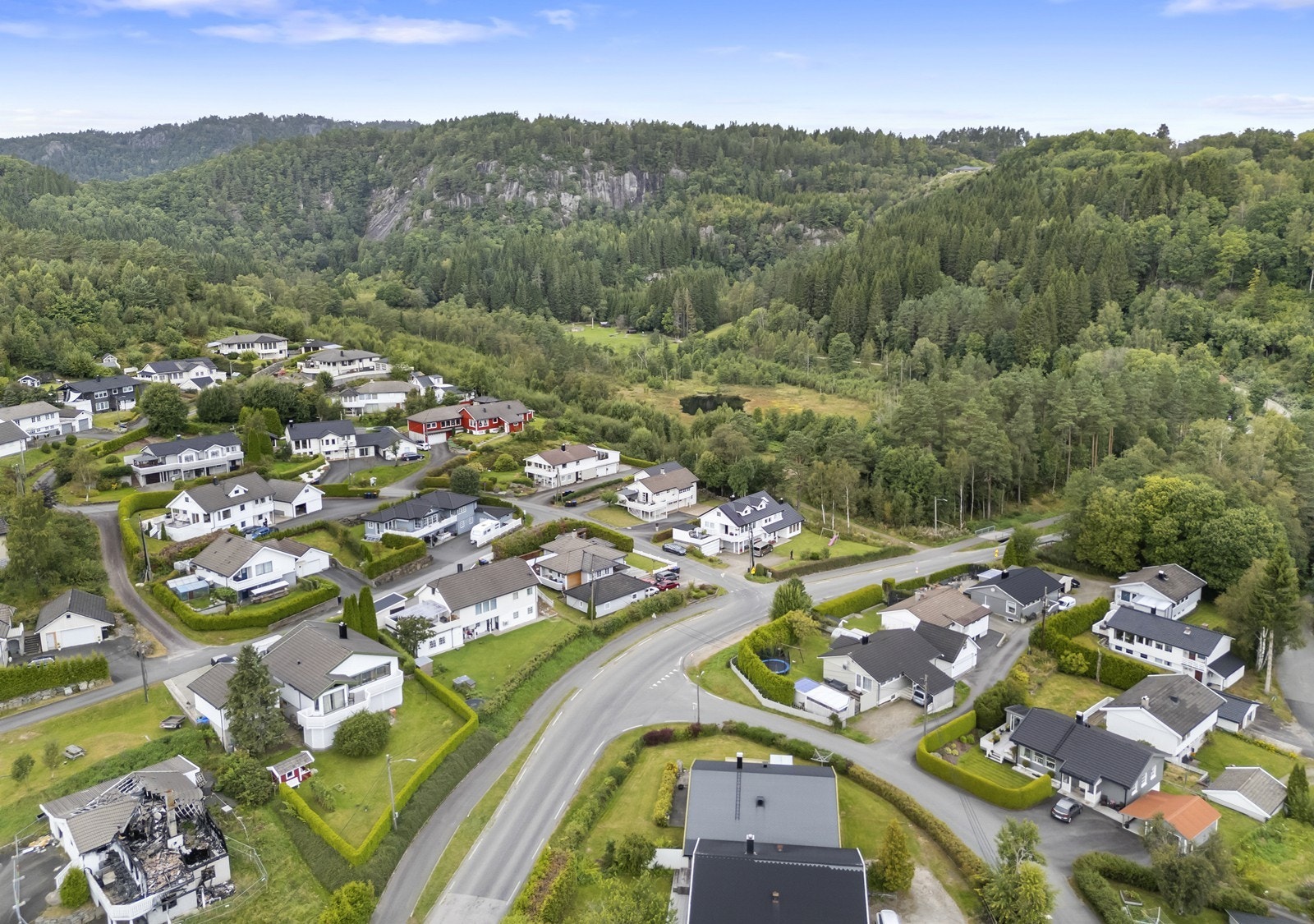 Eiendommen ligger rett ved skogen, med flotte turstier og naturopplevelser rett utenfor døren. Galleribilde