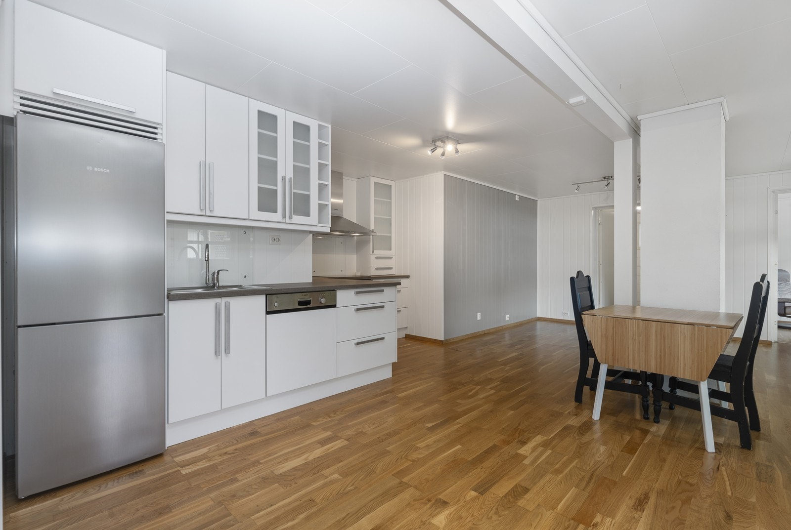 Flott kjøkkeninnredning som har svært god skap- og benkeplass. Rommet er svært romslig og har god plass til flere møbleringsmuligheter. Galleribilde