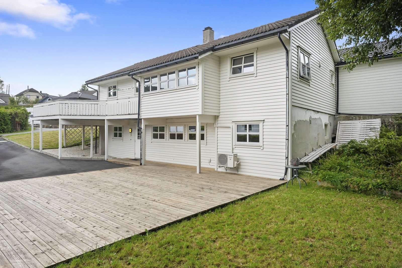 Øverste del av hagen er ikke opparbeidet, og her er det gode muligheter for å dyrke egen kjøkkenhage, sette opp redskapsbod og lignende. Galleribilde