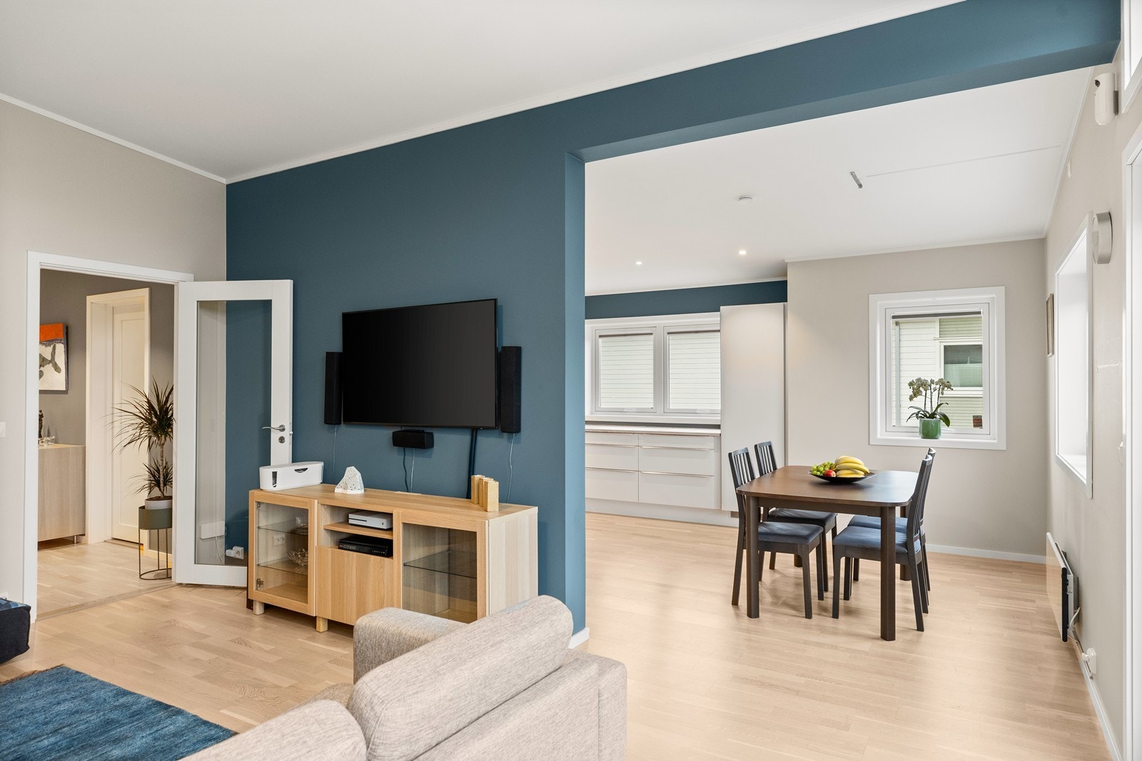 Den åpne løsningen skaper en fin helhet og et luftig preg Galleribilde