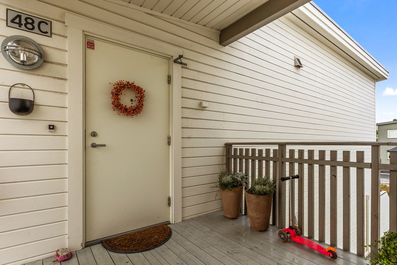 Selve inngangspartiet er overbygget - velkommen inn! Galleribilde