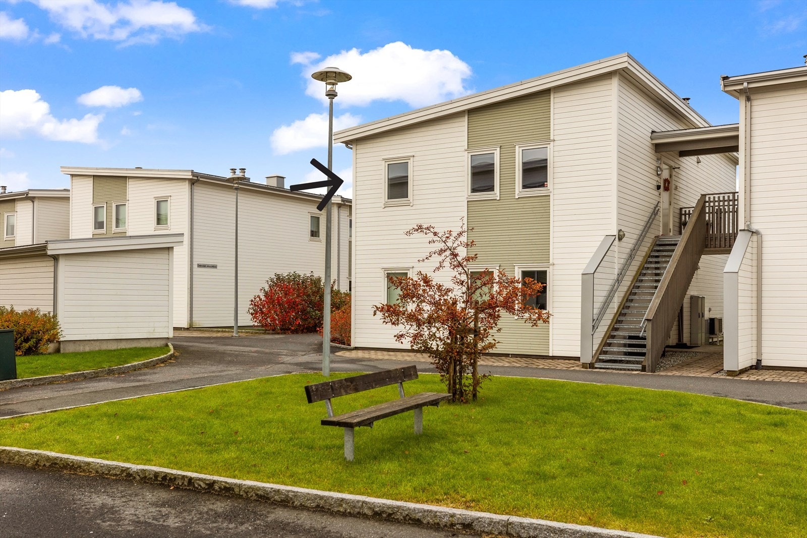 Bygningene har en moderne arkitektur. Det er utvendig trappegang til inngangspartiet i 2. etasje Galleribilde