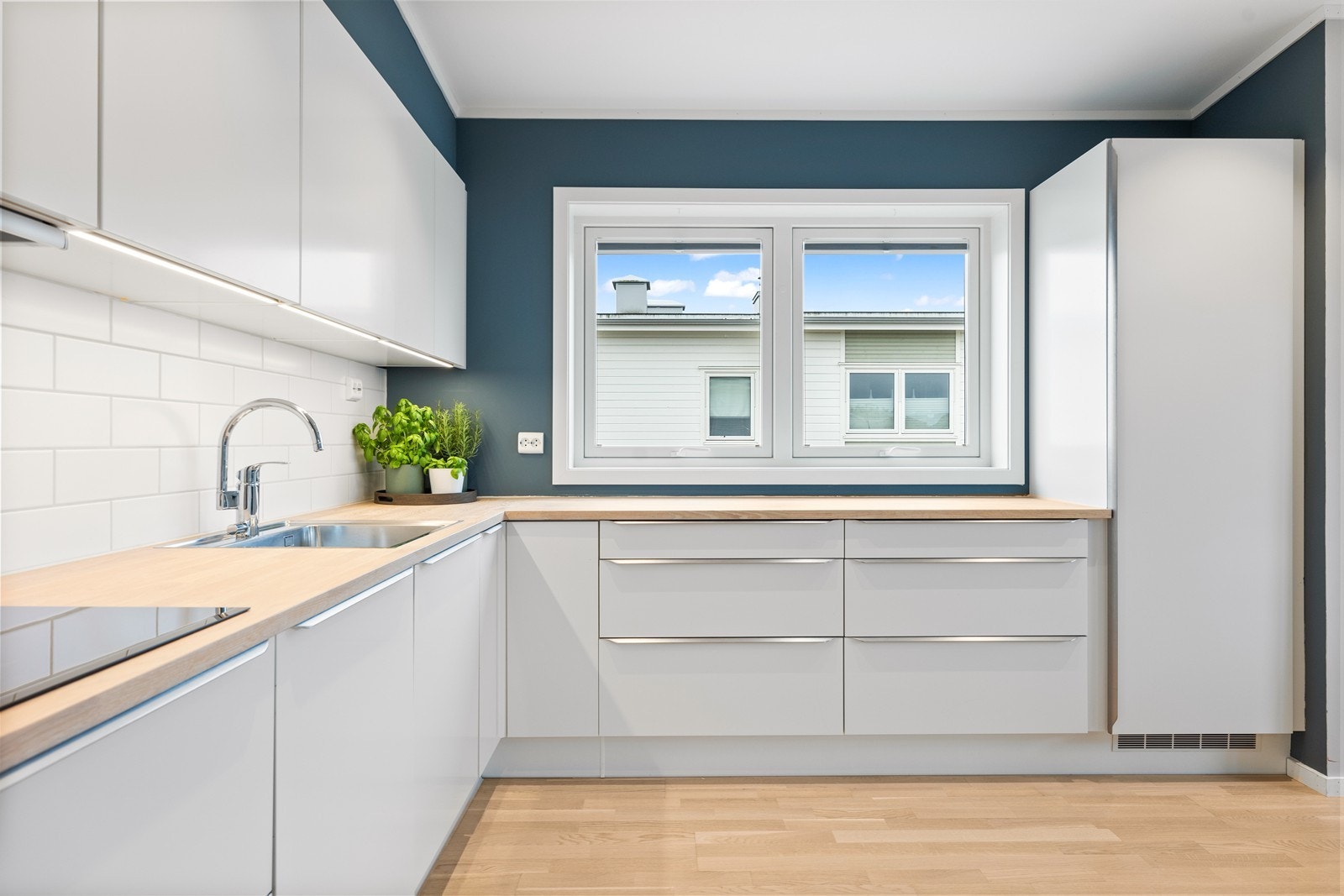 Det innbydende kjøkkenet har god lagringsplass og mye benkeplass, for tilberedning av måltider Galleribilde