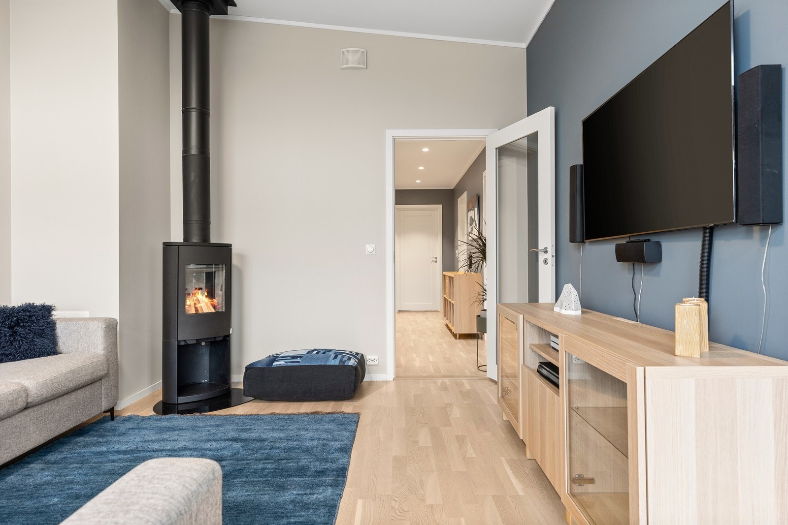 Moderne, stilren og tiltalende er stikkord for denne leiligheten. I stuen er det en noe skrånende himling, med god takhøyde. En pen peisovn sørger for lun og god oppvarming på kalde dager Galleribilde