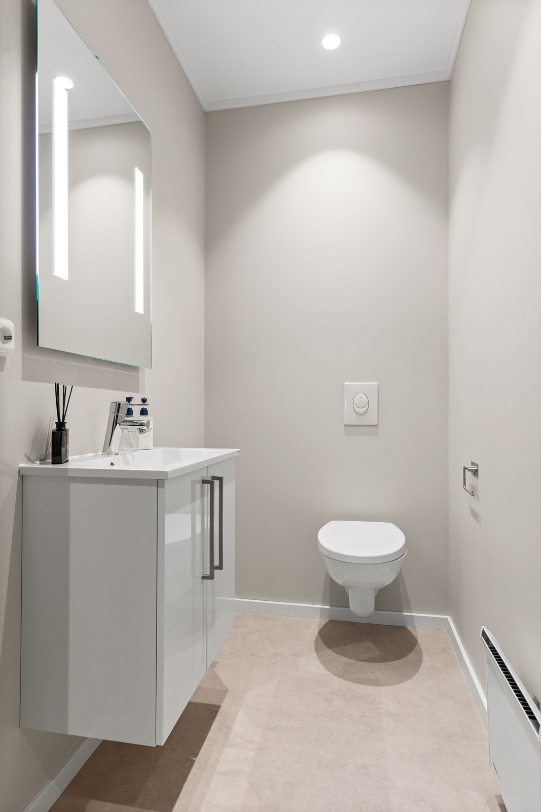 I tillegg til baderommet med wc, er det et separat gjestetoalett/toalettrom, med vegghengt wc og skapinnredning med heldekkende servant, med speil over Galleribilde