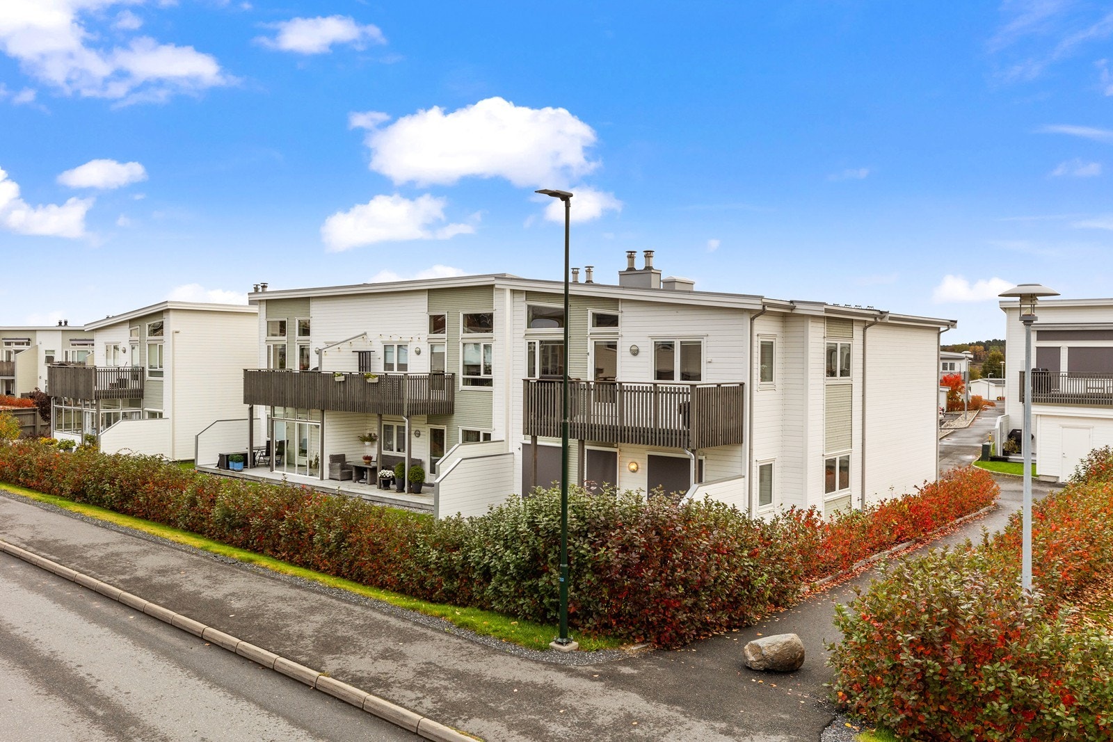 Fasade- leiligheten ligger i 2. etasje, bygningen til høyre i bildet Galleribilde