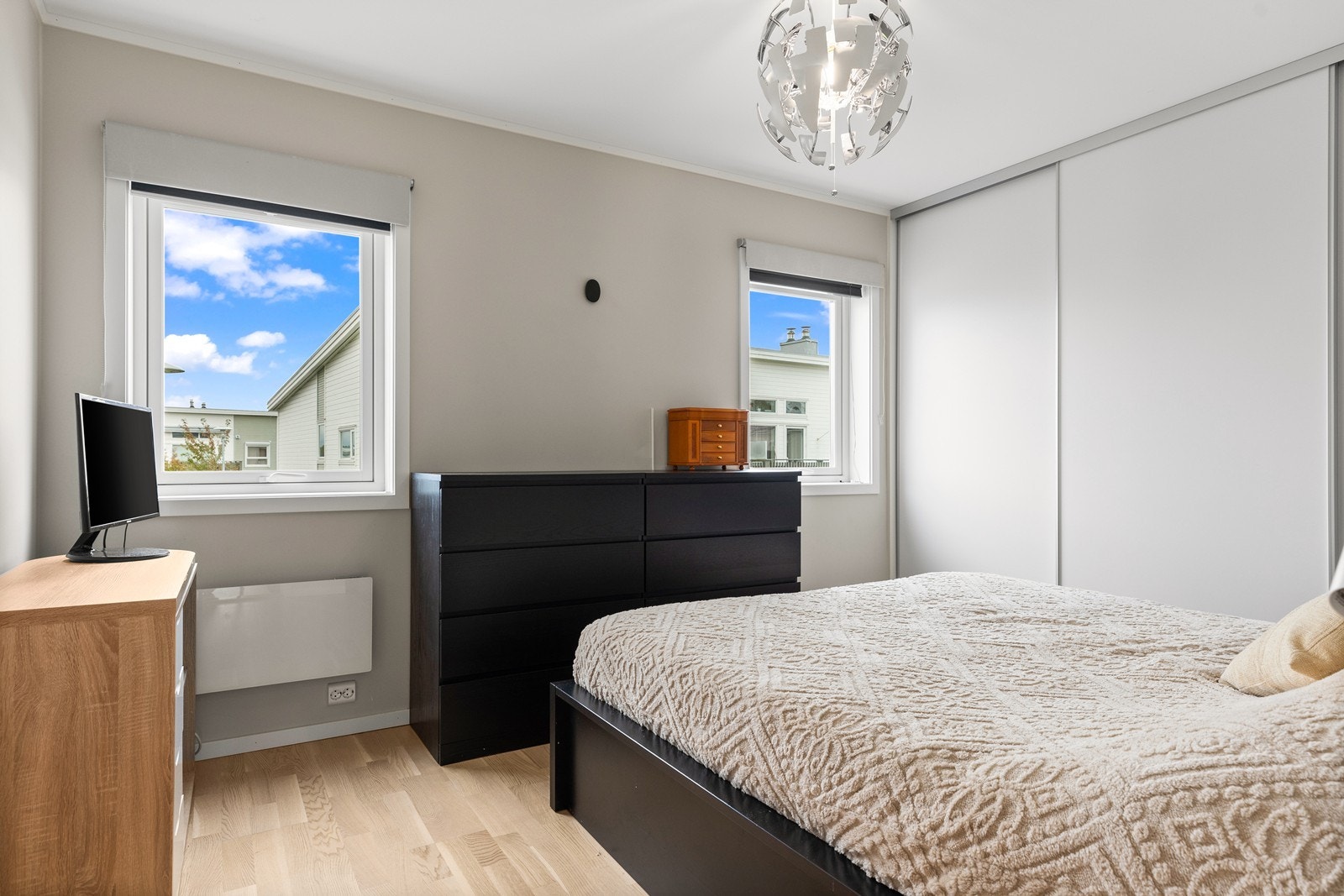 Hovedsoverommet er lyst og luftig, og har plass til dobbeltseng og kommoder Galleribilde