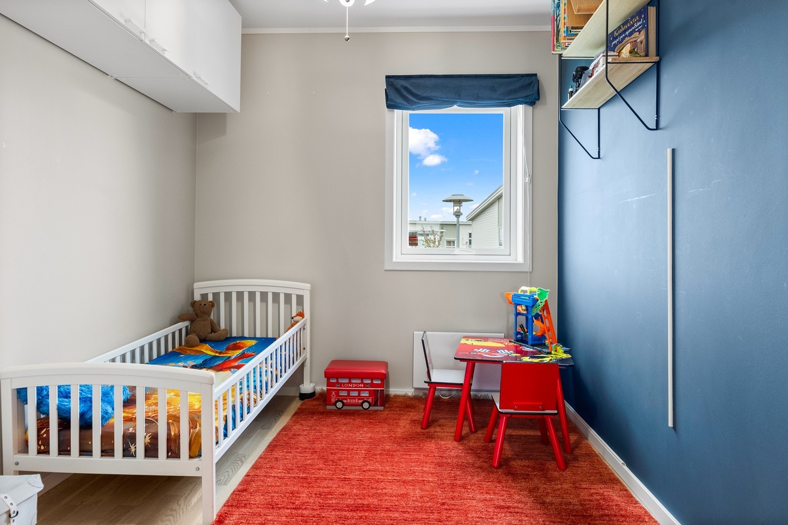 Soverom 3 har også lyse overflater, samt en blå kontrastvegg. Dette rommet er også innredet som et barnerom Galleribilde