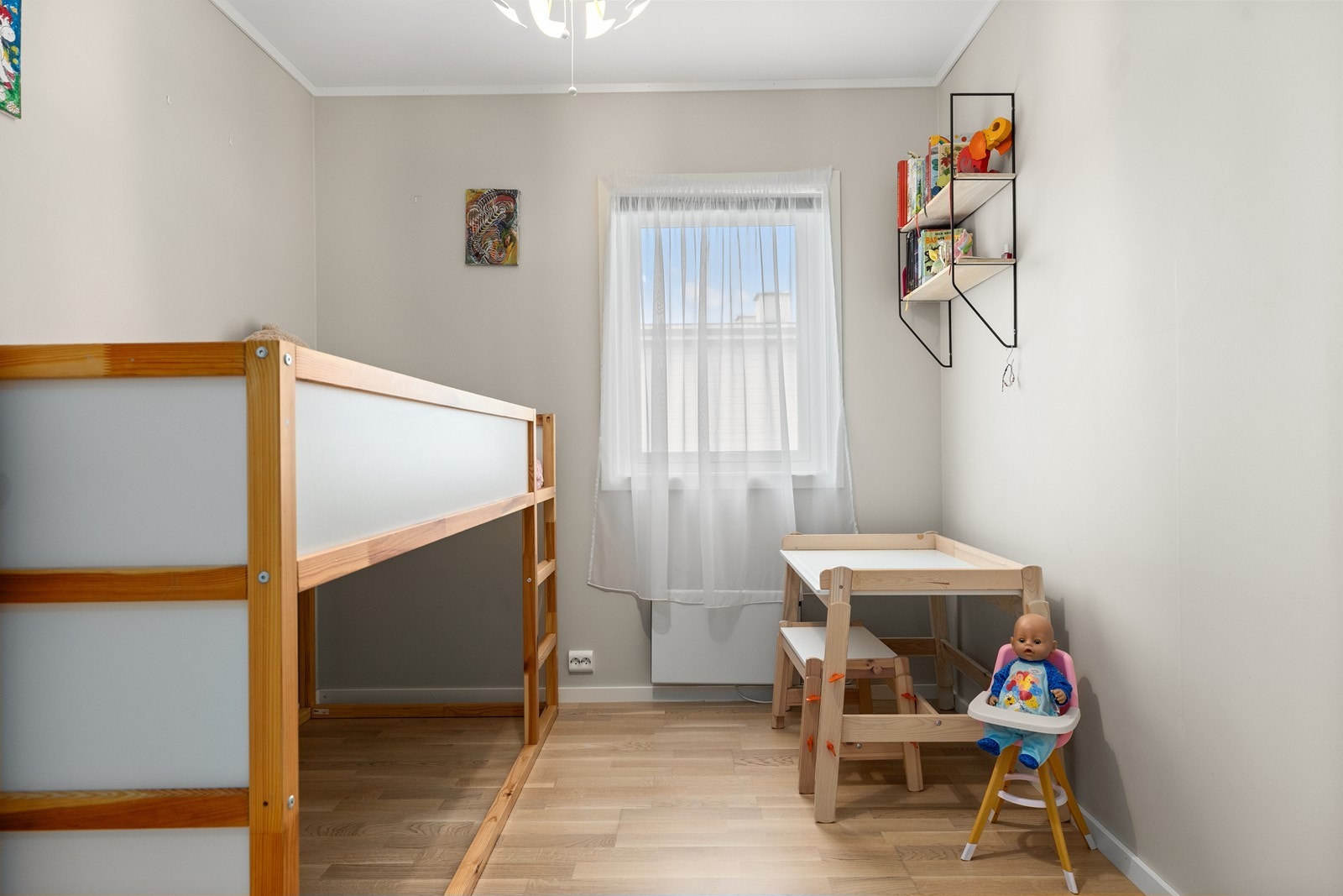 Soverom 2 har også lyse overflater, og er i dag innredet som et barnerom Galleribilde