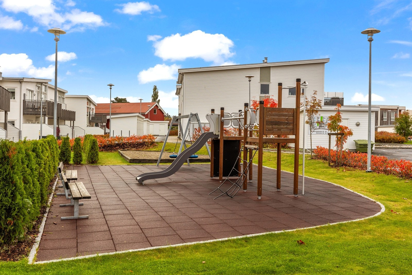 Sameiet som er laget som et tun, har pent opparbeidete fellesarealer, med blant annet lekeplass for barna Galleribilde