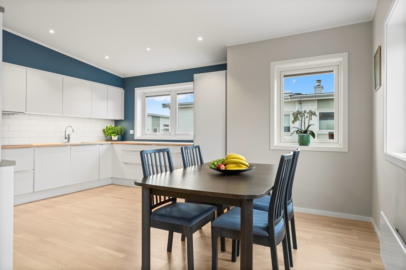 Også på kjøkkenet er det flere vindusflater, som slipper inn godt med dagslys. Her er det også plass til en større spisegruppe Galleribilde