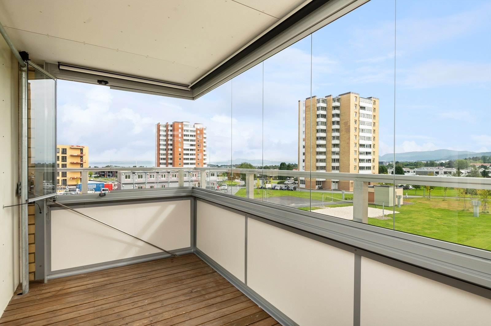 Veranda er innglasset og har plass for sittegruppe. Galleribilde