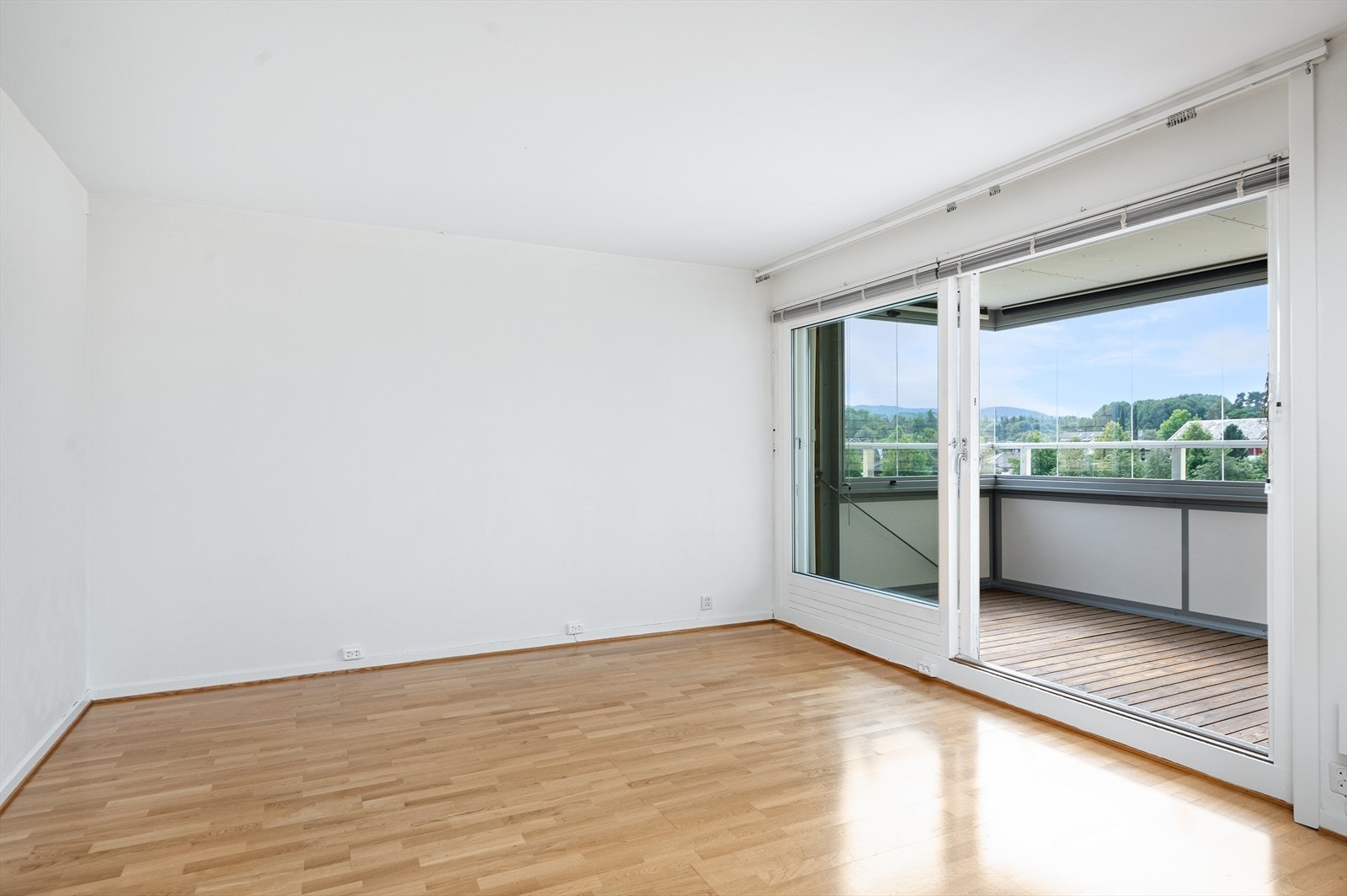 Lys og moderne leilighet med utstrakt bruk av parkett. Galleribilde