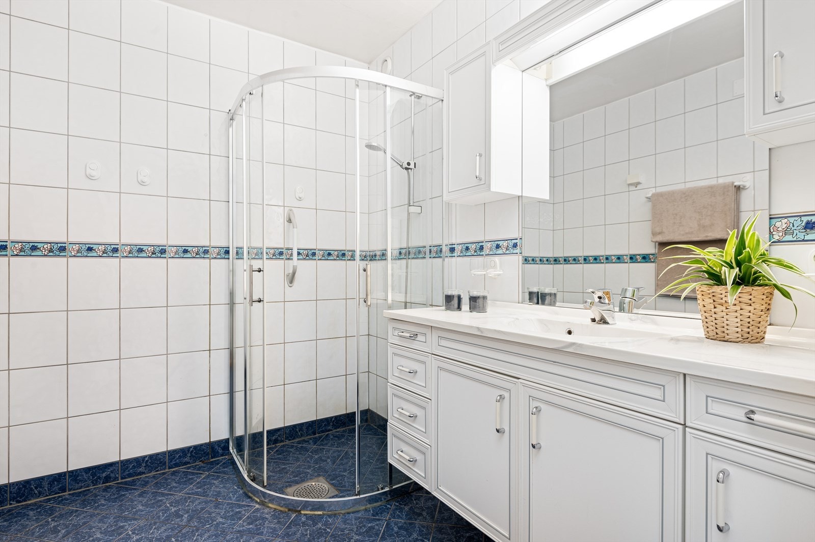 Lyst og pent baderom. Galleribilde