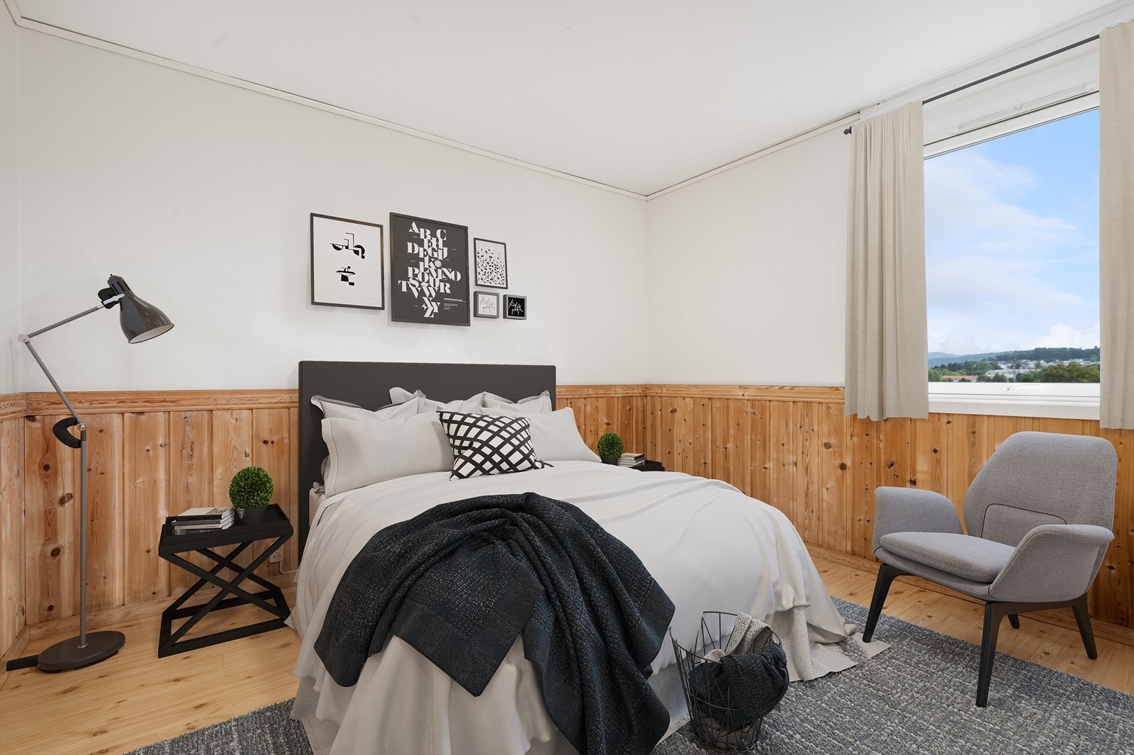 Romslig hovedsoverom med plass til dobbeltseng og garderobeskap. (dig.møbl) Galleribilde