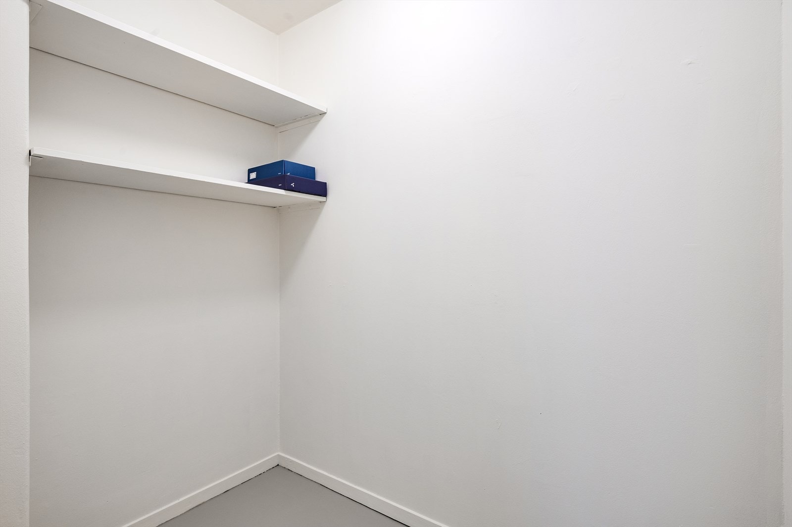 Innvendig bod eller garderoberom. Galleribilde