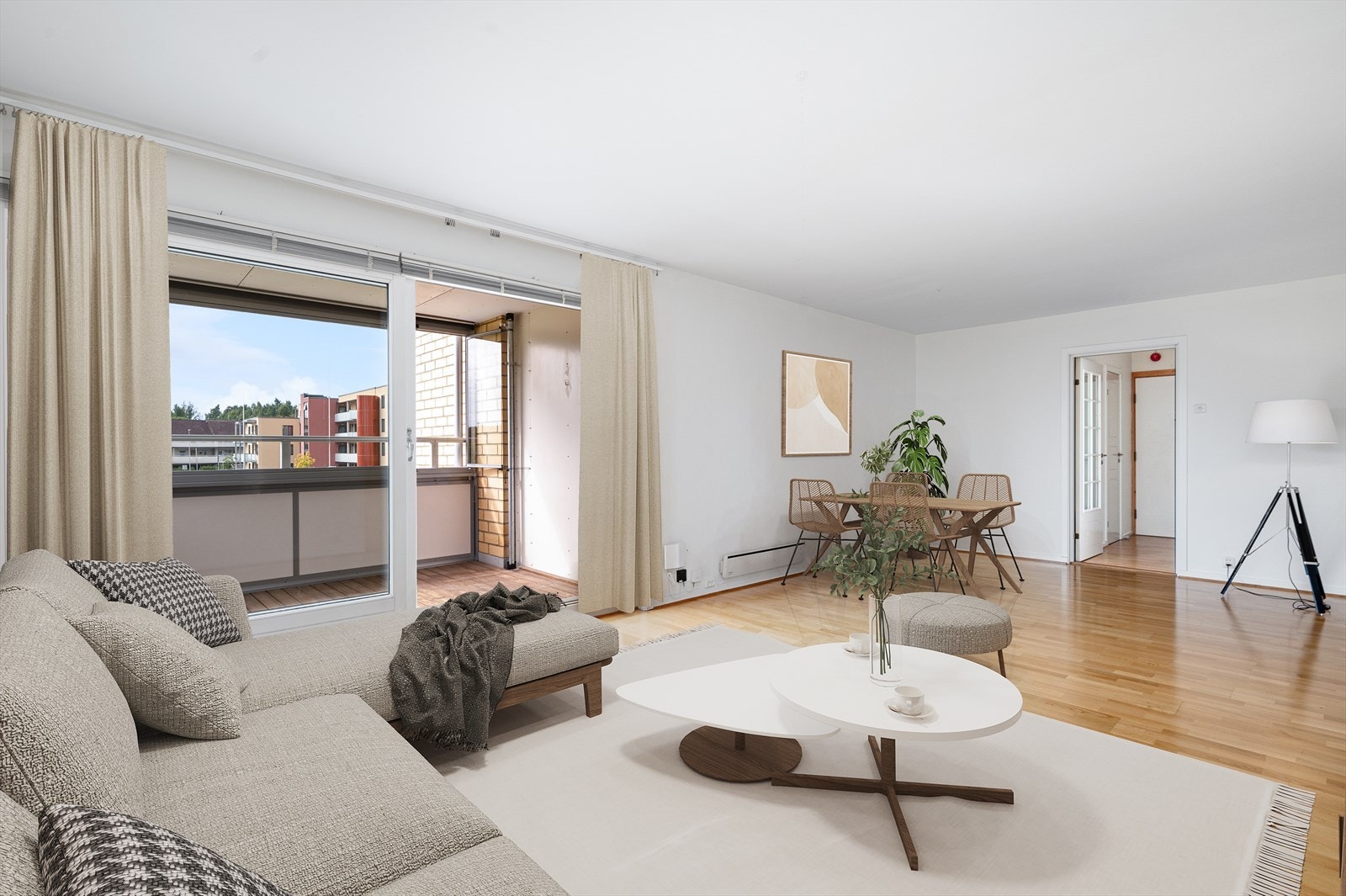 Store vindusflater slipper rikelig med naturlig lys inn. Utgang til veranda fra stue. (dig.møbl) Galleribilde