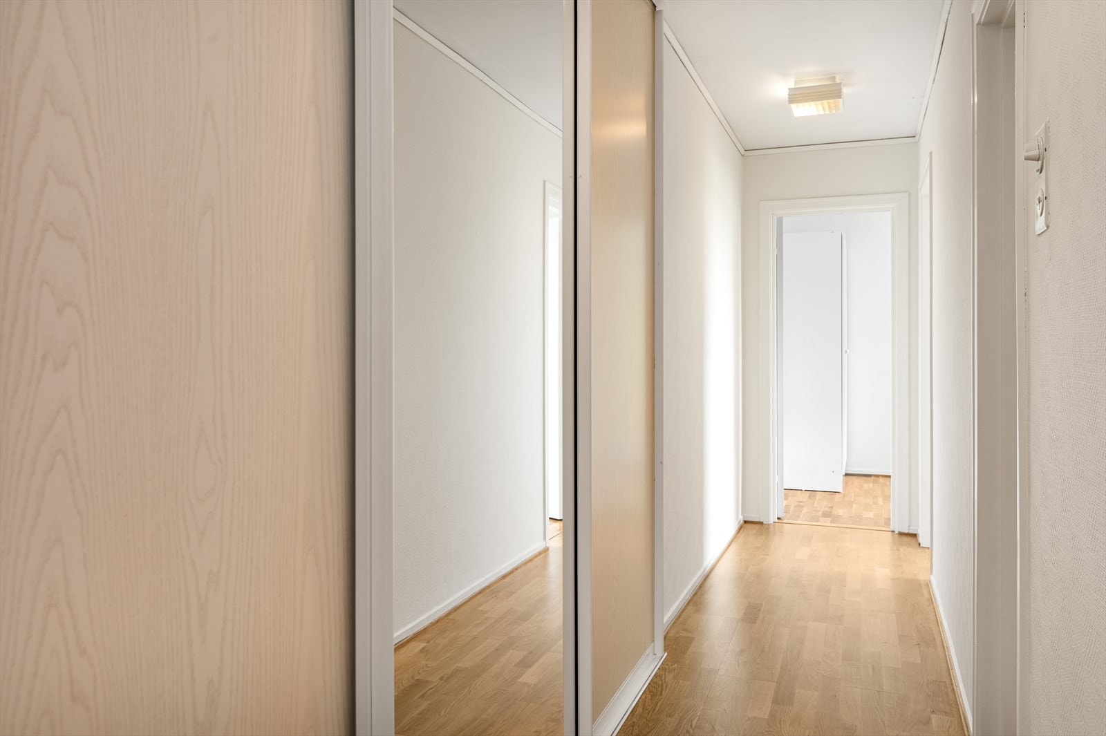 Gang med skyvedørsgarderobe. Galleribilde