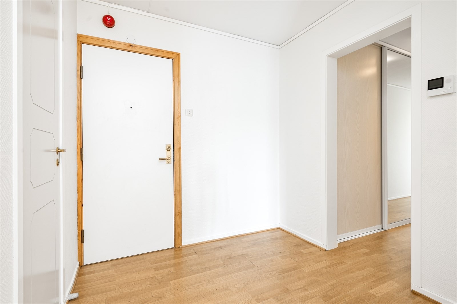 Entré med god plass til å henge fra seg både klær og sko. Inngang til garderoberom/bod. Galleribilde