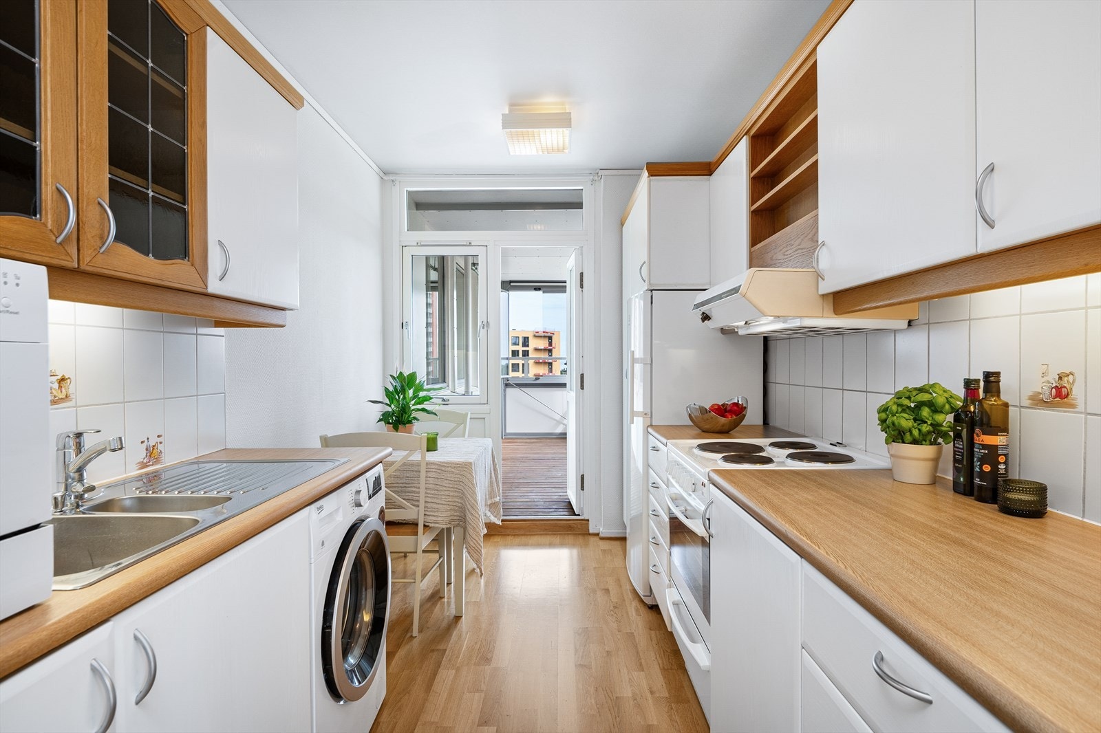 Plass til spisebord på kjøkkenet. Utgang til veranda fra kjøkkenet. Galleribilde