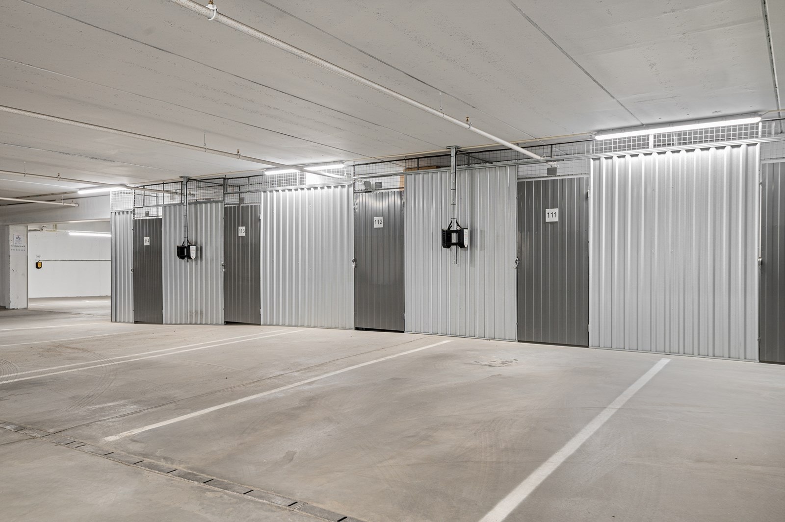 Garasje med egen plass og bod. Galleribilde