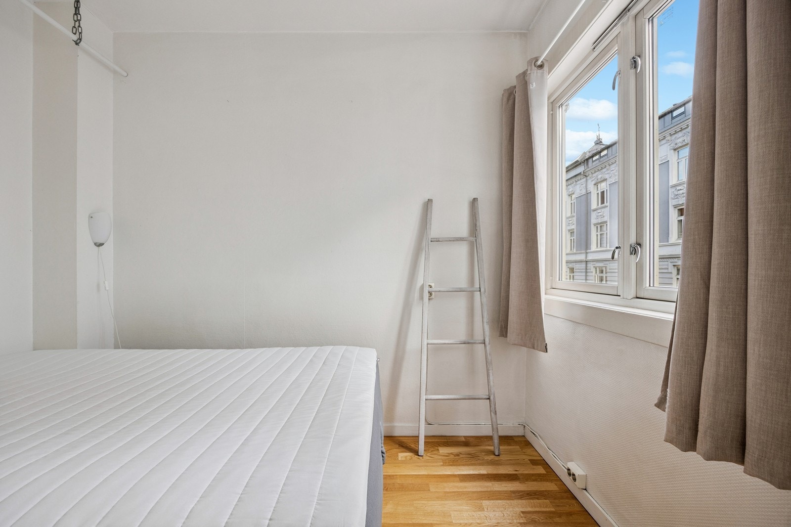 Romslig soverom med god plass til dobbeltseng. Galleribilde