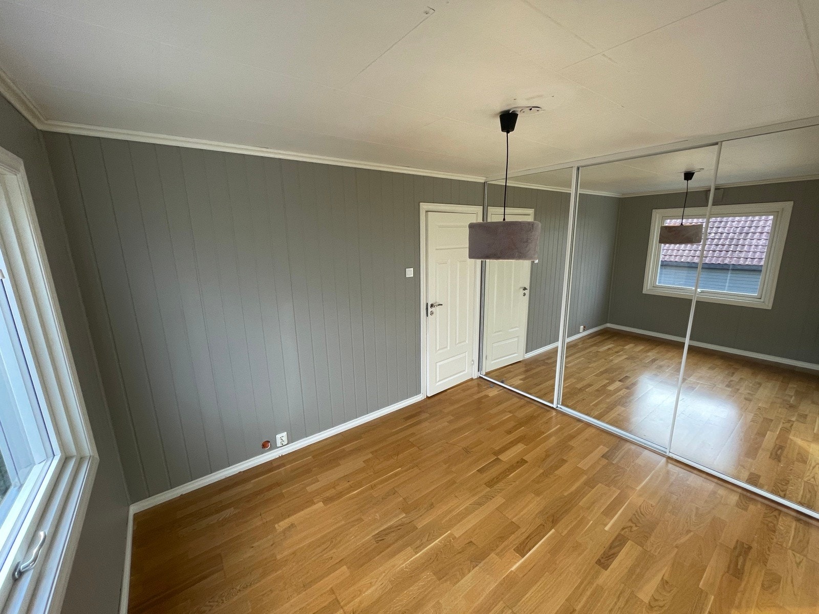 Det er skyvedørsgarderobe på hovedsoverom. Galleribilde