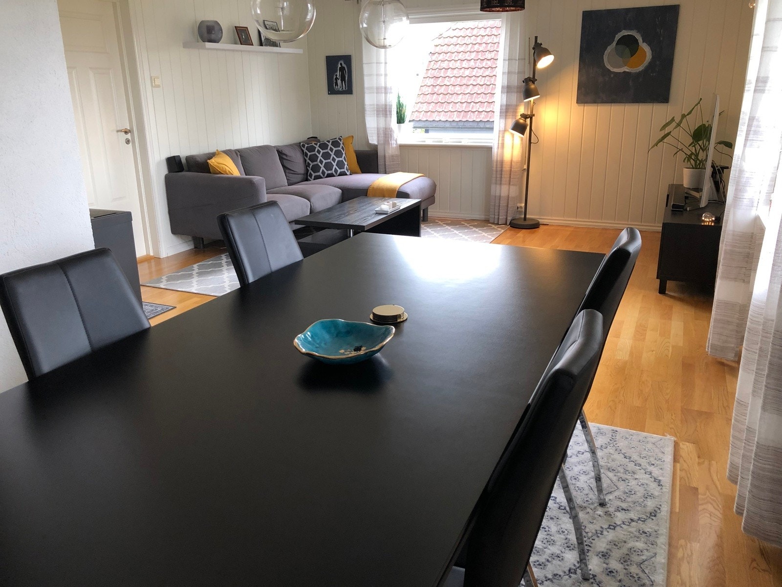 Romslig stue med plass for både salong og spisestue. Dette bildet er tatt for 6 år siden og noen avvik vil forekomme. Galleribilde