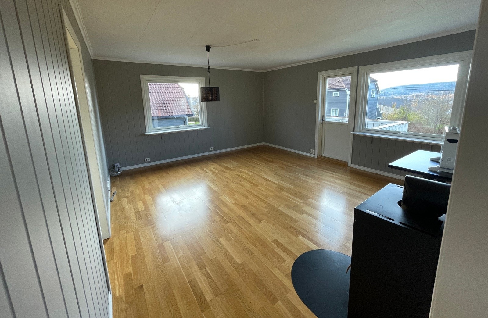 Stue i moderne farger og utgang til vestvendt balkong. Galleribilde