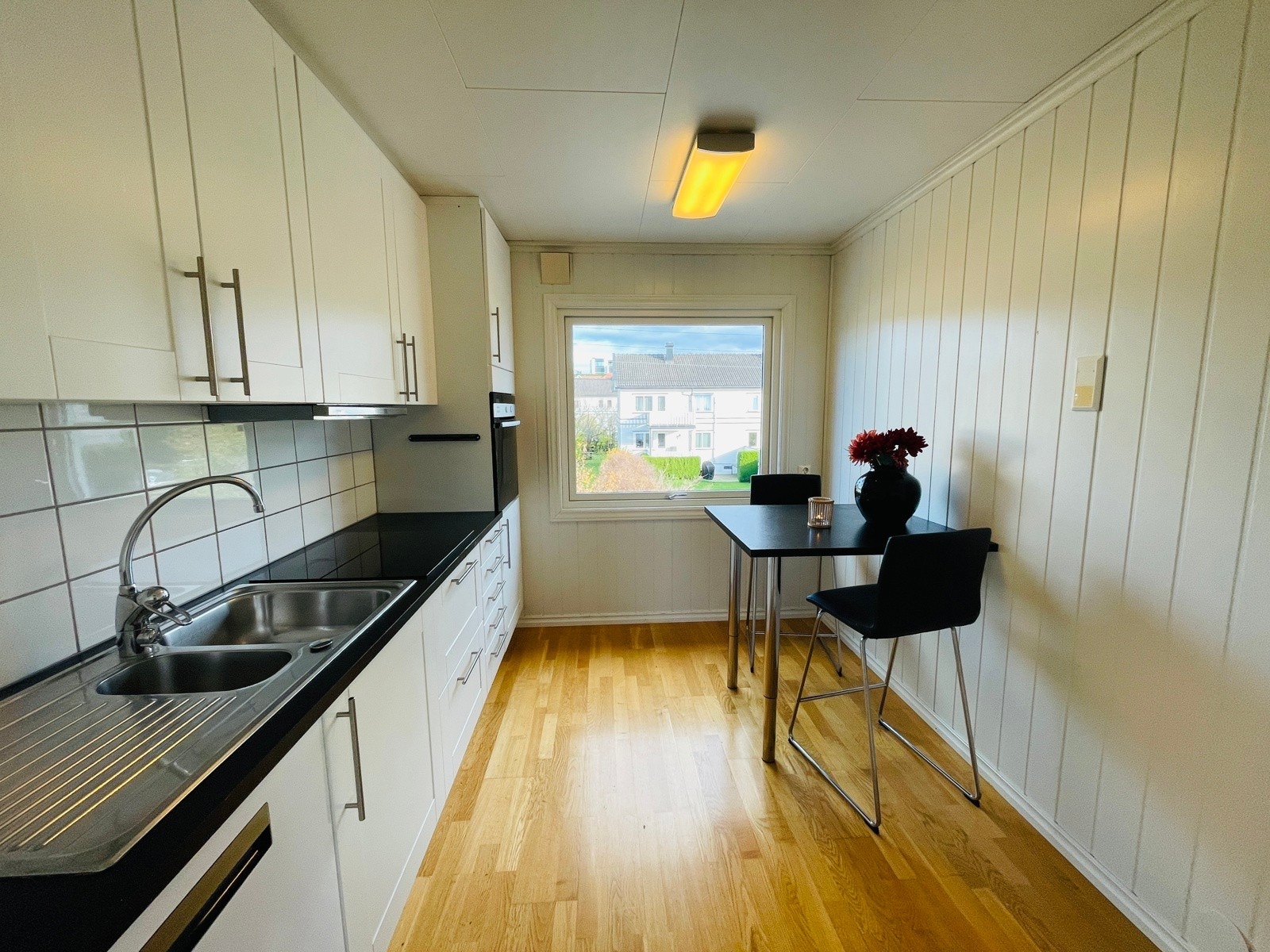 Lyst og fint kjøkken med plass til kjøkkenbord og stoler. Galleribilde