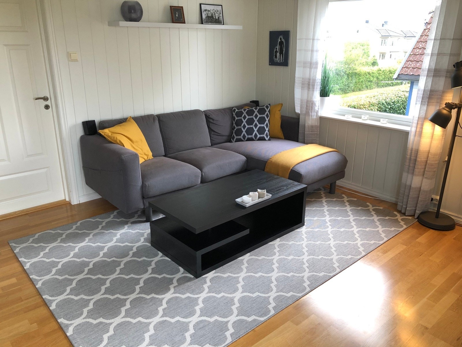 Stue med mye naturlig lys. Dette bildet er tatt for 6 år siden og noen avvik vil forekomme. Galleribilde