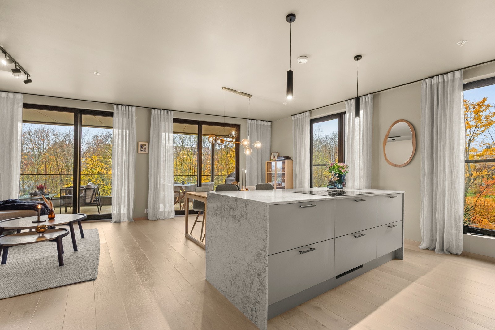 Leilighetens naturlige samlingspunkt er den romslige stuen med åpen planløsning. Galleribilde