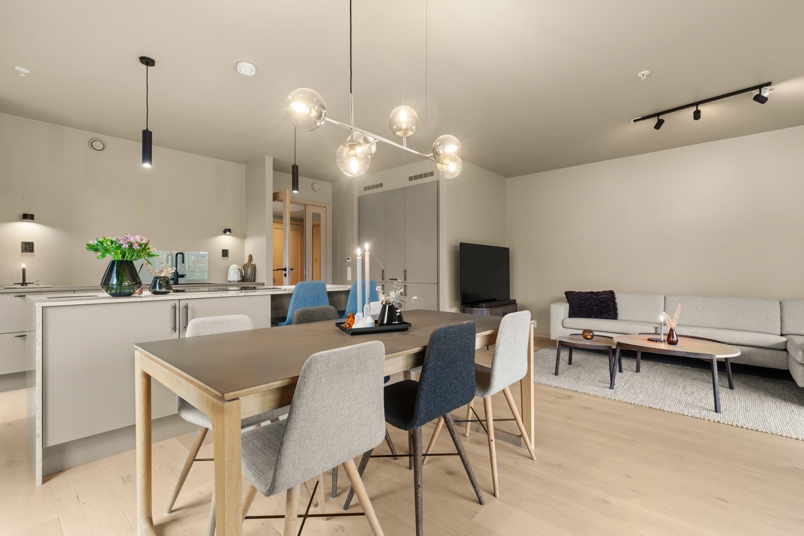 Her er alt lagt til rette for både hyggelige middager med venner og familie, og en funksjonell hverdag med alt du trenger innen rekkevidde. Galleribilde