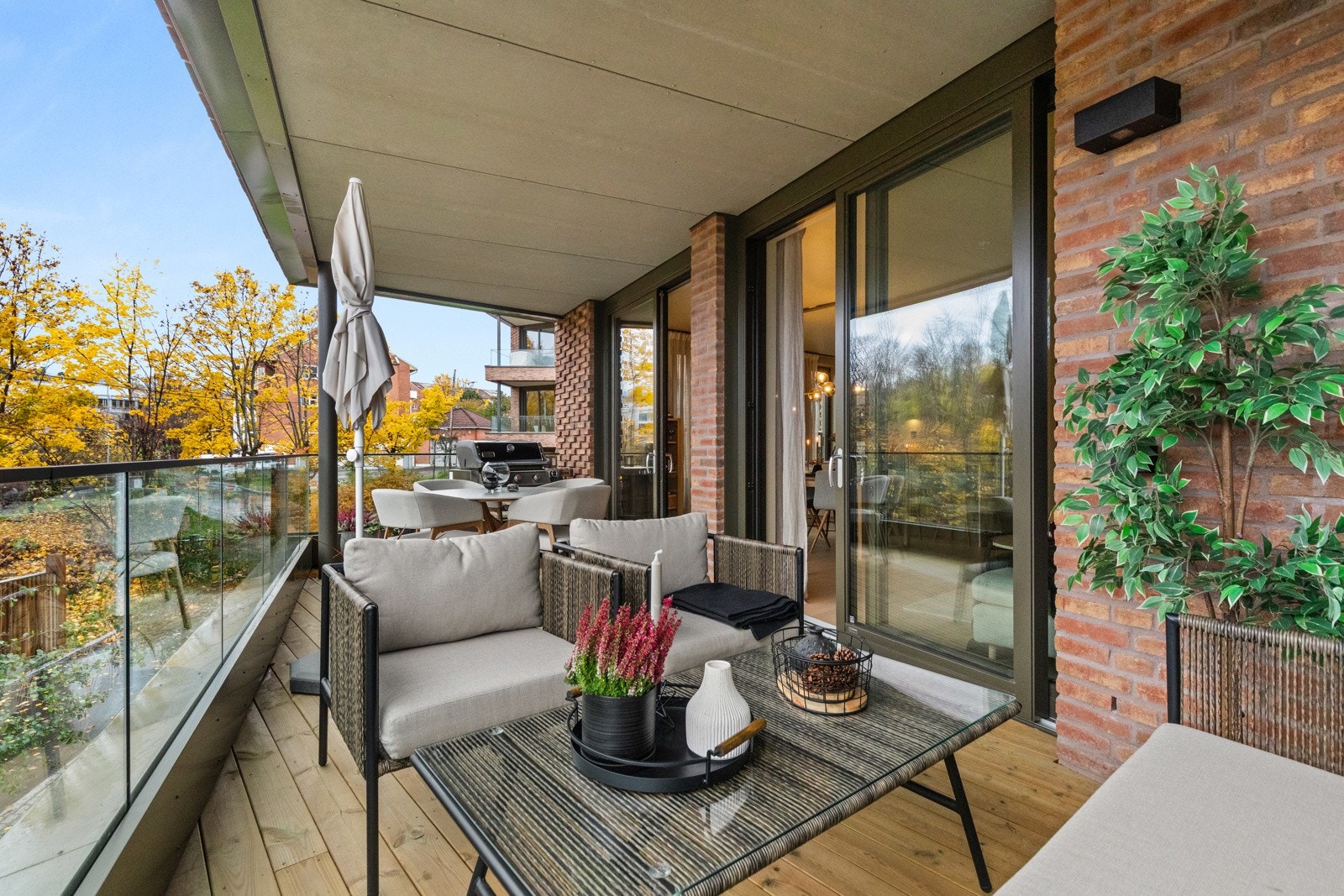 Her er det god plass til sittegruppe og grill, noe som gjør balkongen til en forlengelse av oppholdsrommet. Galleribilde