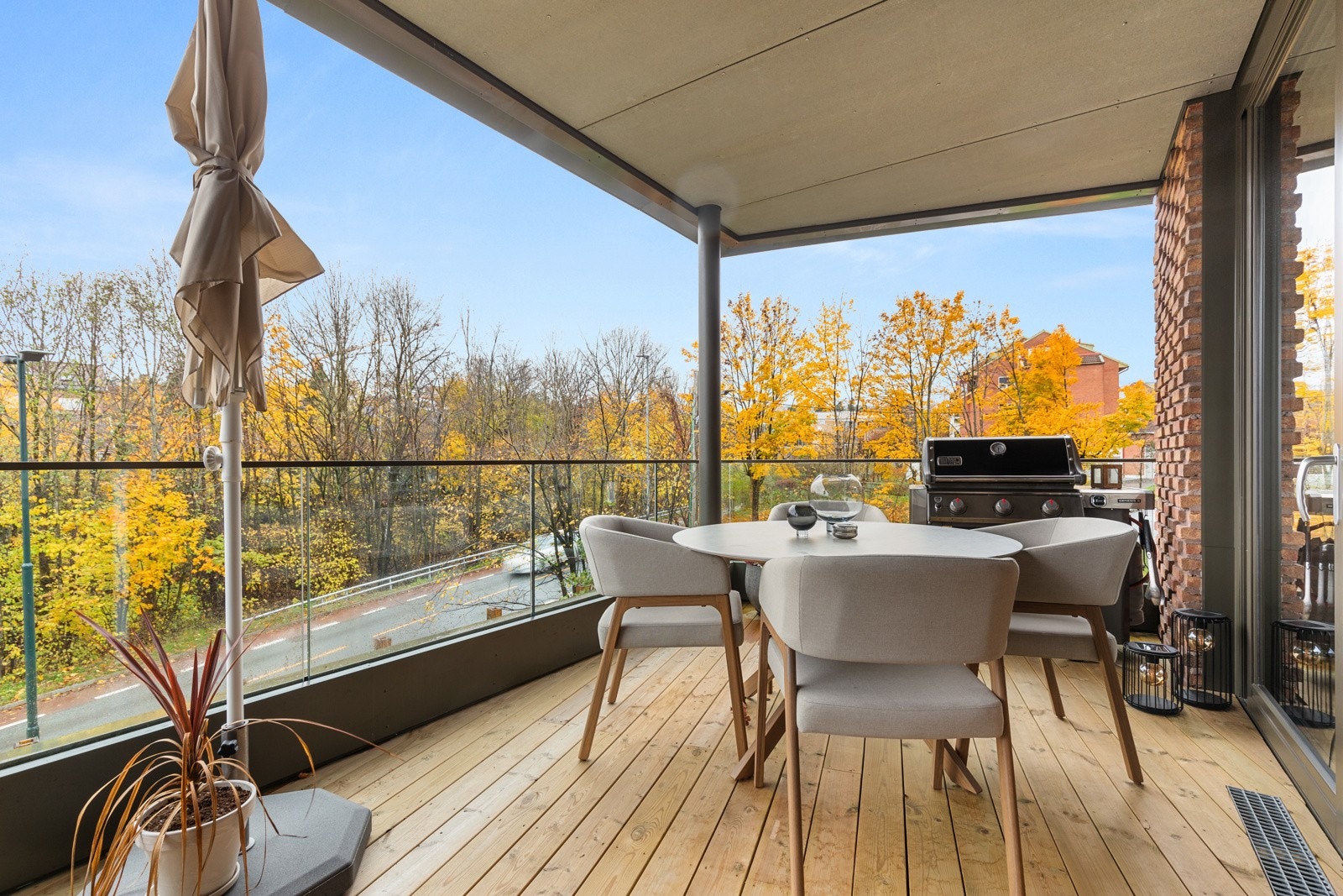 Denne uteplassen er godt tilrettelagt for et sosialt liv med familie og gode venner. Galleribilde