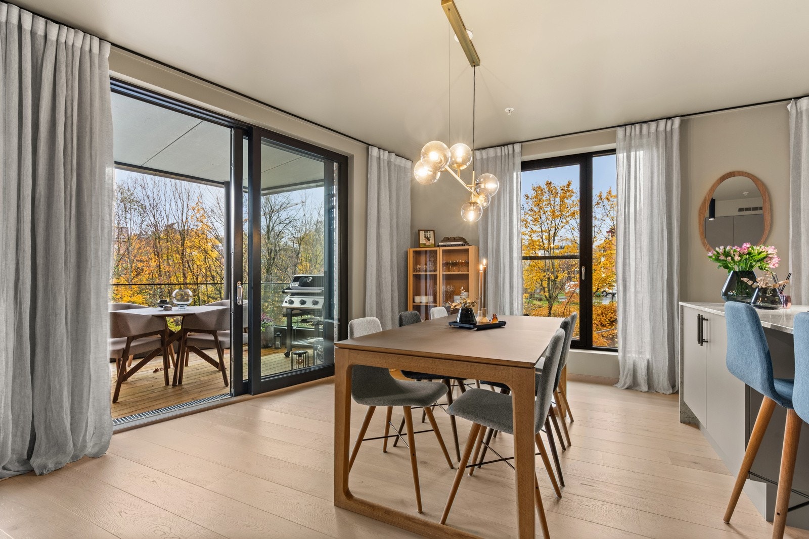 Fra stuen er det direkte utgang til en flott balkong med frodig utsikt. Galleribilde