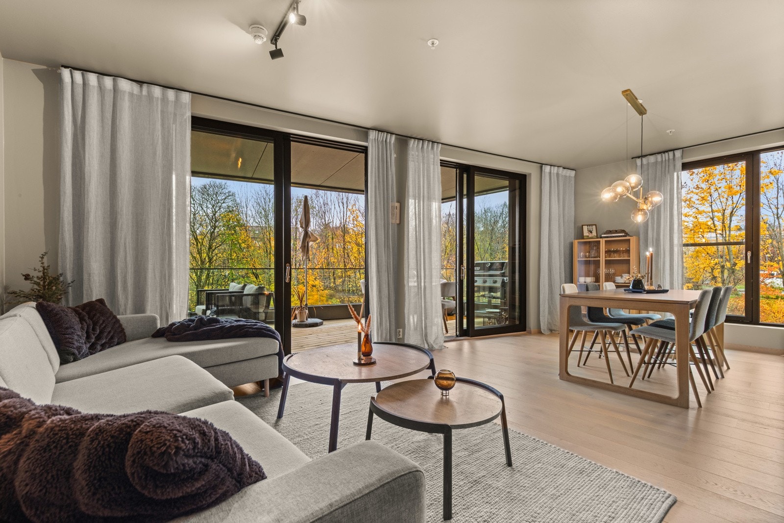 Store vindusflater slipper inn rikelig med naturlig lys og, sammen med lyse vegger, skaper de en luftig og behagelig atmosfære. Galleribilde