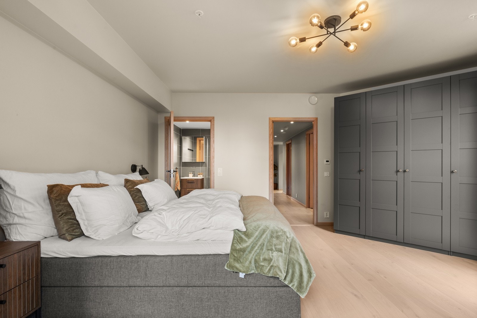 Det medfølger en stor garderobe på hovedsoverommet. Galleribilde