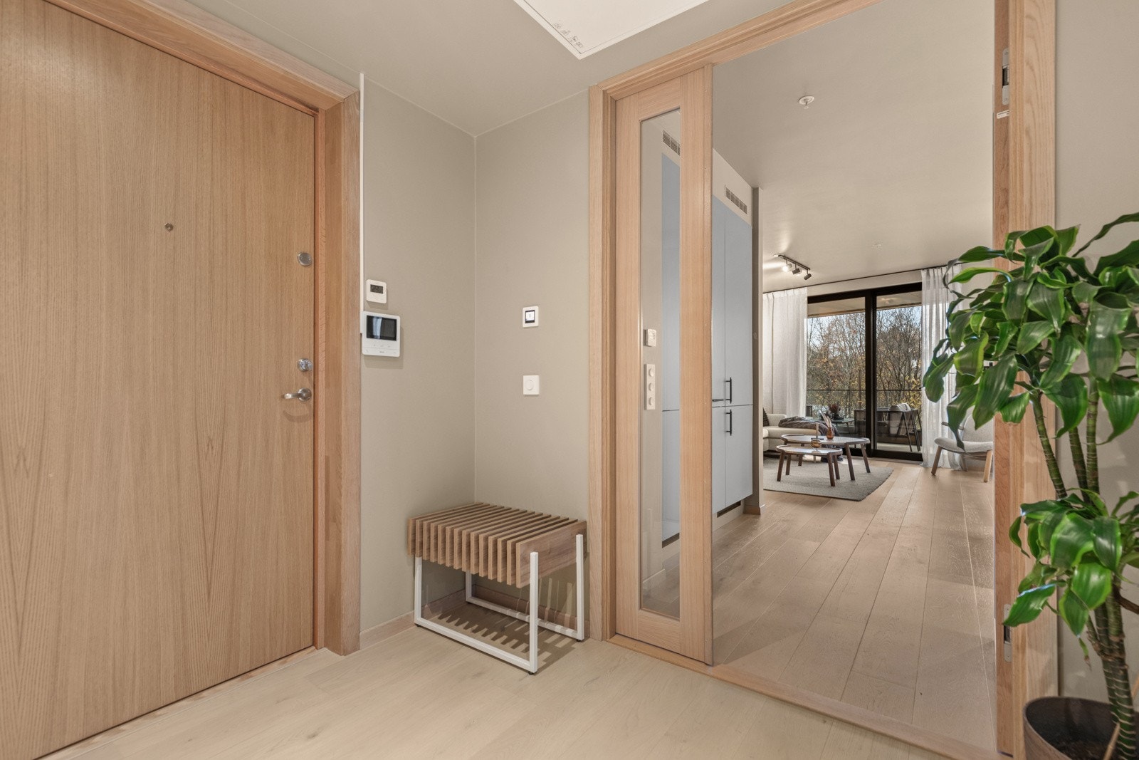 Velkommen inn i en lys og innbydende entré! Her får du et stilrent førsteinntrykk med enstavs eikeparkett på gulv og malte vegger i tidløse farger. Galleribilde