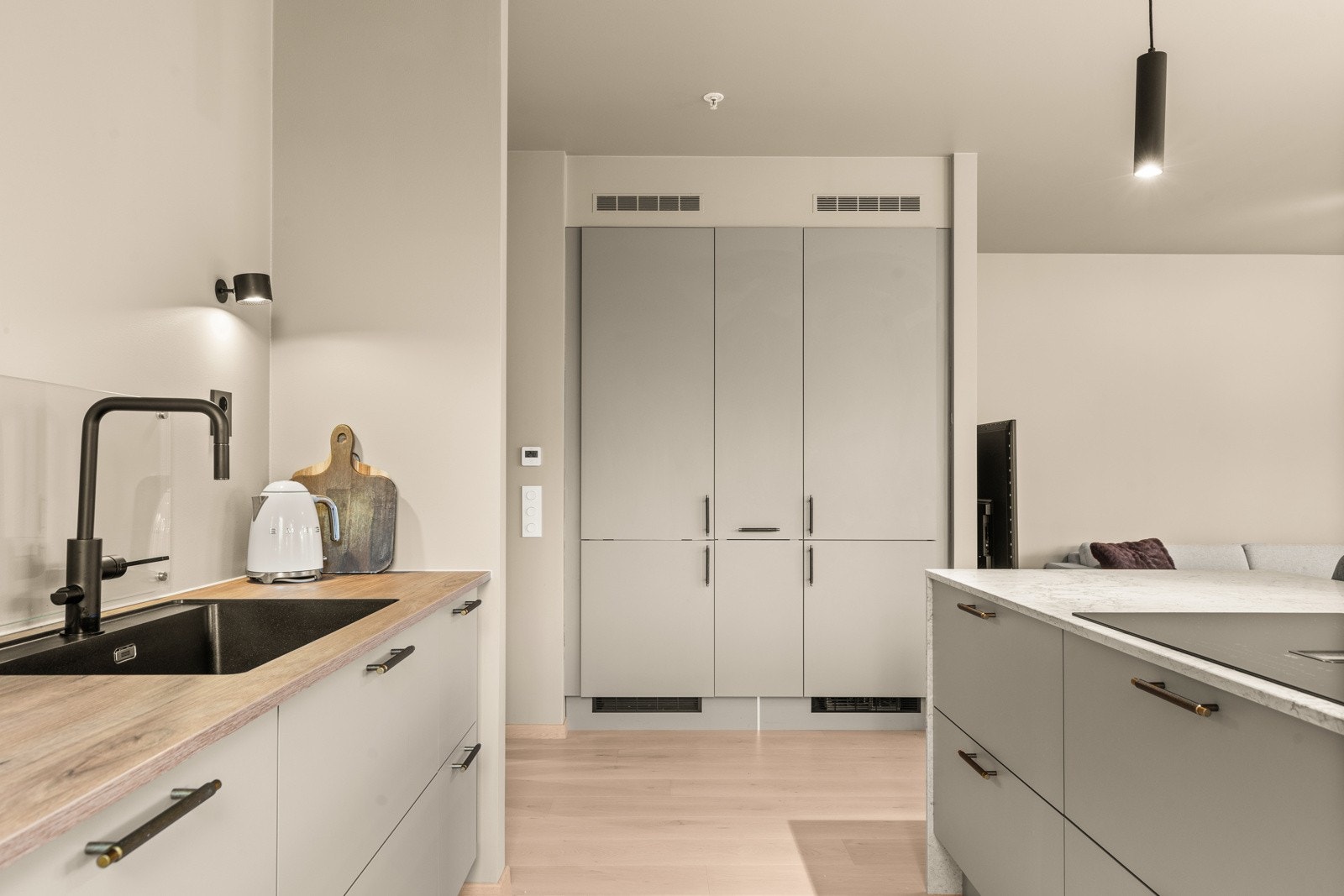 Den underlimte kjøkkenvasken bidrar til det moderne uttrykket, og med rør-i-rør-system er vanntilførselen både trygg og pålitelig. Galleribilde