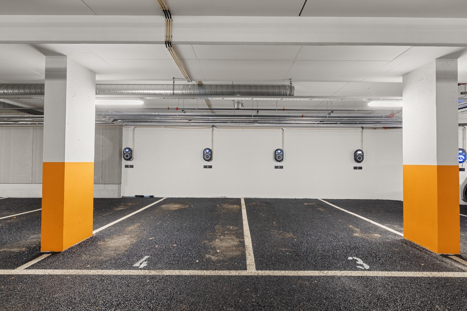 Det medfølger en garasjeplass med lader. Galleribilde